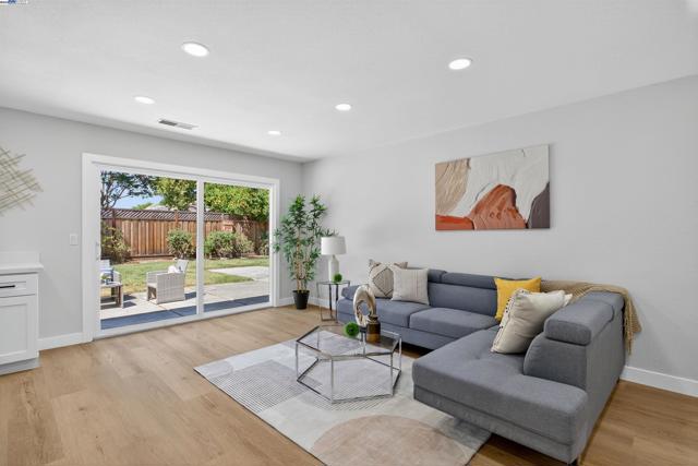 4217 Waycross Ct, Pleasanton CA: https://media.crmls.org/mediaz/020c6aca-c56b-4414-bf81-2f5a0f6d7582.jpg