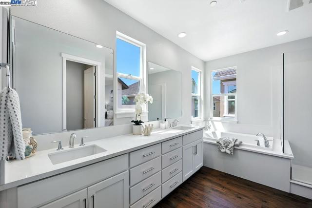 8360 Marine Way, Newark CA: https://media.crmls.org/mediaz/020dc7fb-11d3-441c-8a54-23b01e8e1163.jpg