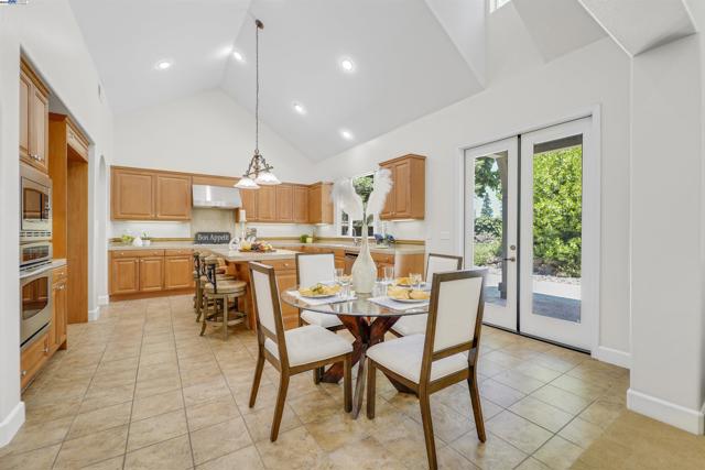 1993 Fairway Oaks Dr, Ripon CA: https://media.crmls.org/mediaz/020deee1-dd3d-4a7b-a009-c960a5d6ea4b.jpg