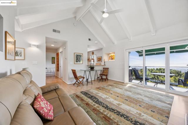 40 Spy Glass Hill, Oakland CA: https://media.crmls.org/mediaz/020e93fe-6bdb-45c4-b69f-4e3851b957ed.jpg