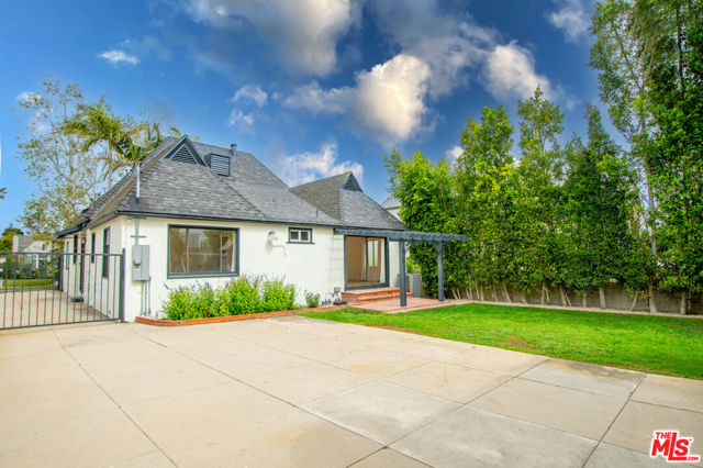 449 S Citrus Avenue, Los Angeles CA: https://media.crmls.org/mediaz/020f2d73-fb63-430d-8ee8-b4398d5b5d95.jpg