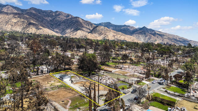 369 E Altadena Dr, Altadena CA: https://media.crmls.org/mediaz/02101851-61cc-4ee4-9bf7-395135ecf8b3.jpg