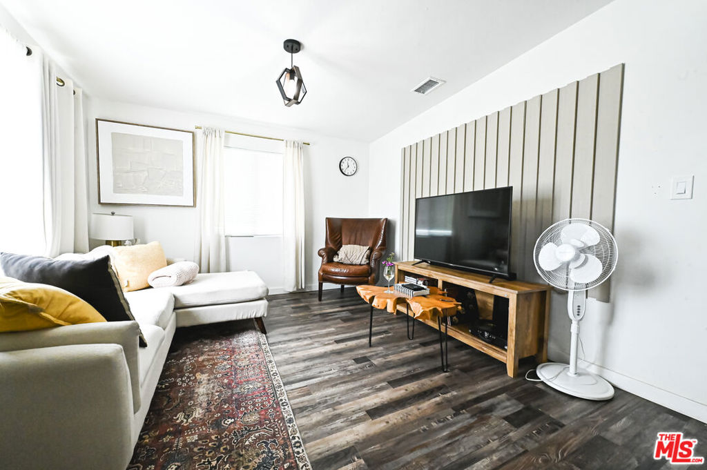 https://media.crmls.org/mediaz/021049ad-569b-46a4-9c18-c7680c5fa77c.jpg?preset=X-Large