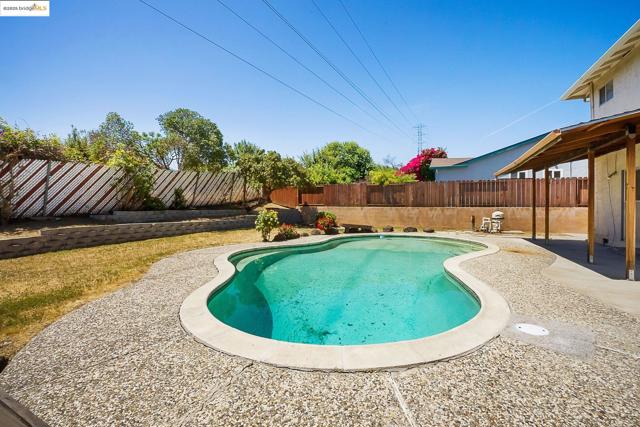 2125 Robles Dr, Antioch CA: https://media.crmls.org/mediaz/0210aa25-6c80-4a10-887a-9cb60054fa2e.jpg