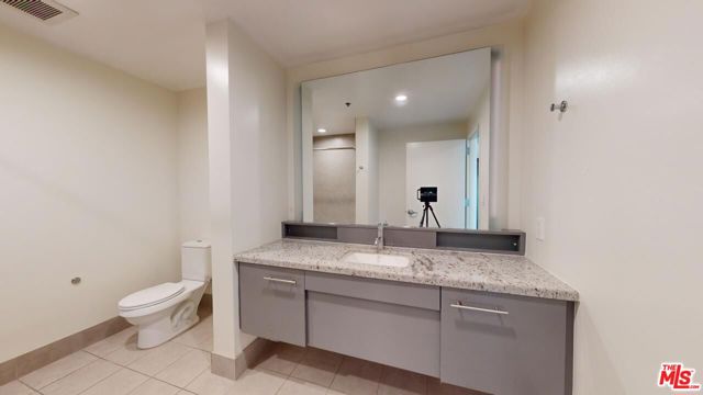 1111 S Grand Avenue, Los Angeles CA: https://media.crmls.org/mediaz/02110963-6940-422e-9831-6db03cd4986a.jpg
