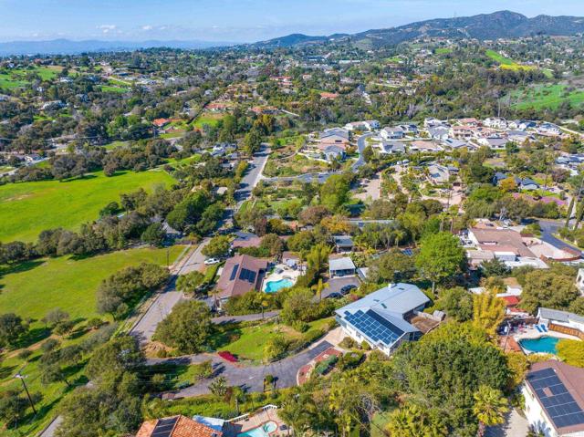 1628 Lone Oak Rd, Vista CA: https://media.crmls.org/mediaz/0211a357-c8cd-4f1e-a185-499afbb9d47b.jpg