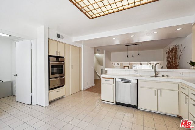 13065 Mindanao Way, Marina del Rey CA: https://media.crmls.org/mediaz/021236f4-da0a-4806-8eb4-8aec09eb8317.jpg