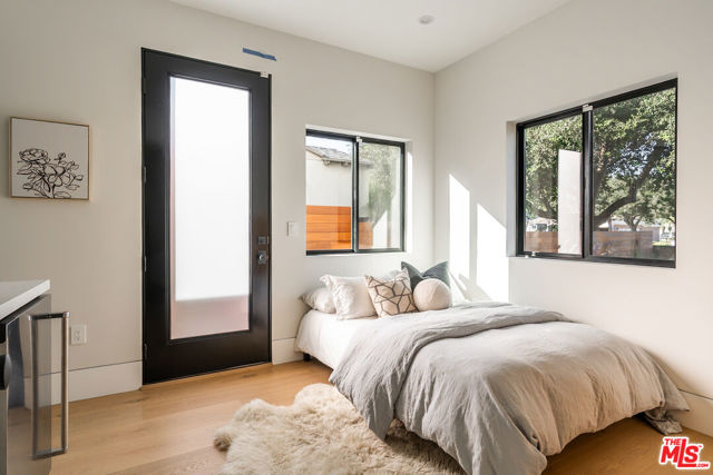 3076 Glenhurst Avenue, Los Angeles CA: https://media.crmls.org/mediaz/02128b2a-272f-4691-ad1c-605631c39302.jpg