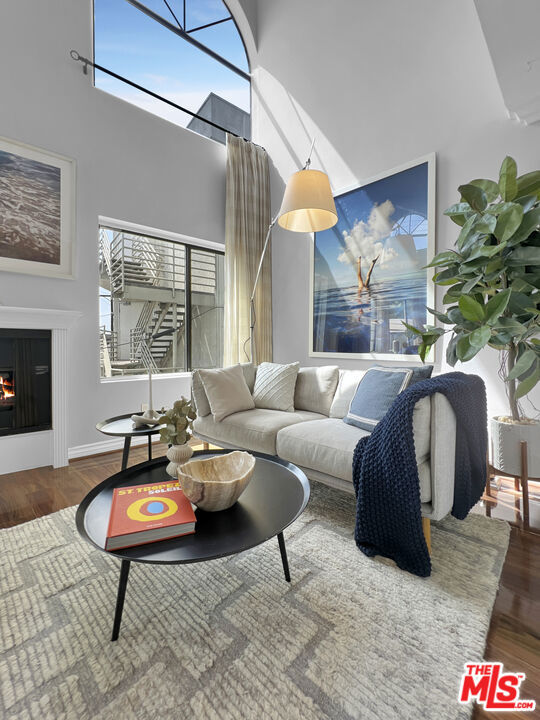 4211 Arch Drive, Studio City CA: https://media.crmls.org/mediaz/02141b8f-cadd-4fb6-b511-c9f46496c7d1.jpg