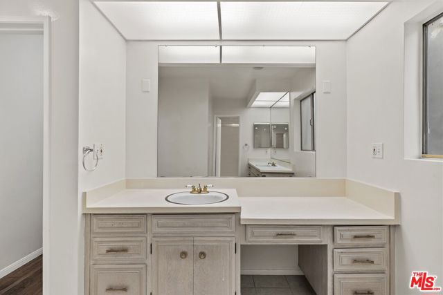 1033 6TH Street, Santa Monica CA: https://media.crmls.org/mediaz/0214ee0f-d916-4be2-98b6-f1b0929cec8e.jpg
