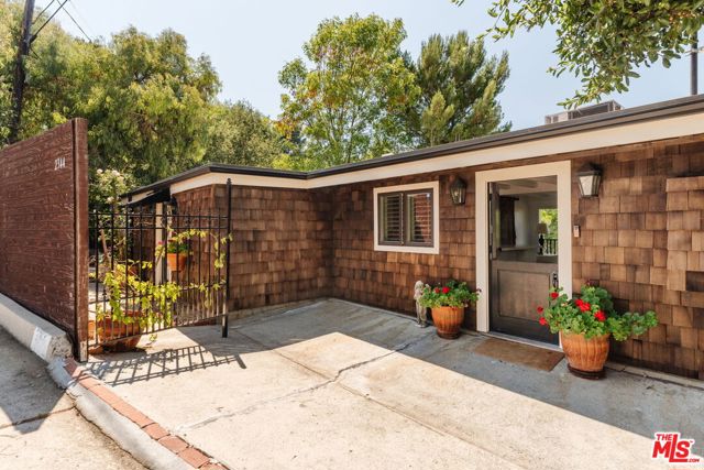 2344 Sunset Heights Drive, Los Angeles CA: https://media.crmls.org/mediaz/02164568-5d0c-4122-b809-392d2c2dfa49.jpg