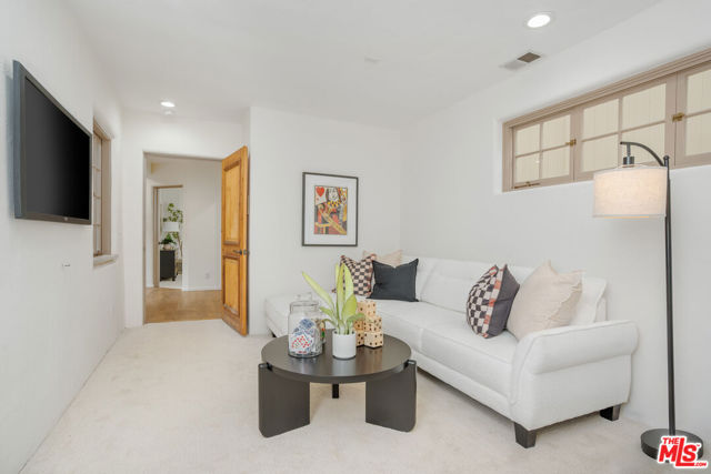 2917 N Poinsettia Avenue, Manhattan Beach CA: https://media.crmls.org/mediaz/021652d4-4688-4183-8d35-0ea40905468b.jpg