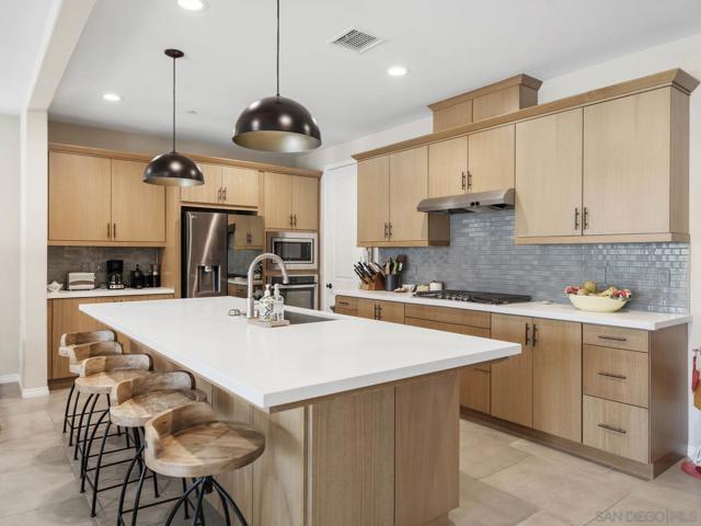 916 Camino Aldea, Chula Vista CA: https://media.crmls.org/mediaz/0216f741-03cb-45e5-a08b-491b85874bd0.jpg