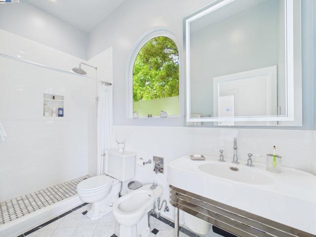 1709 Myrtle St, Oakland CA: https://media.crmls.org/mediaz/021725c3-28f6-4b99-b810-8fe1a7bd2483.jpg