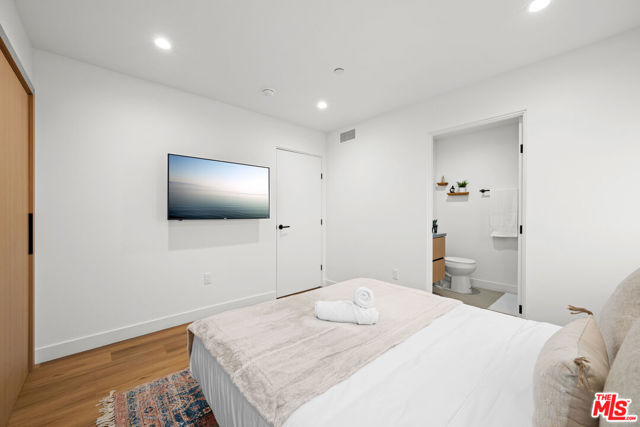 841 N Mccadden Pl, Los Angeles CA: https://media.crmls.org/mediaz/02174567-dd47-4552-bc01-84342e8d5844.jpg