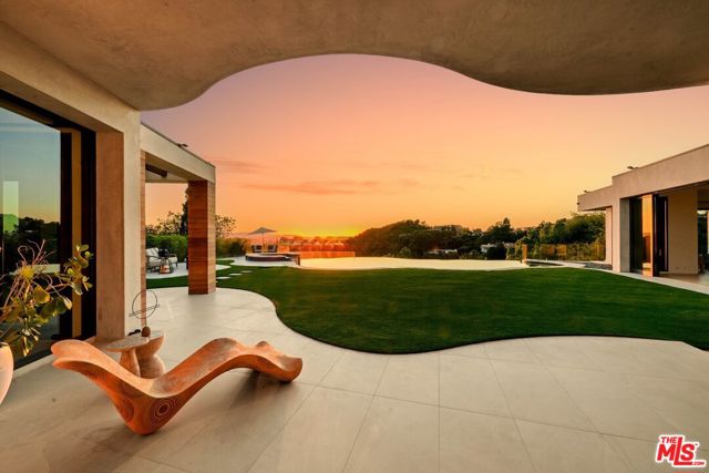 455 Castle Place, Beverly Hills CA: https://media.crmls.org/mediaz/021786bd-adfa-43c8-96a4-69b64ca4b973.jpg