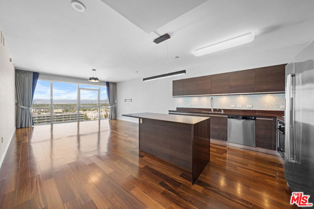 3785 Wilshire Boulevard, Los Angeles CA: https://media.crmls.org/mediaz/0217b56b-7cbf-414a-bb11-8b966e45f929.jpg