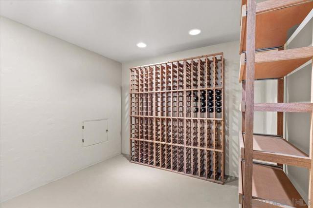 2205 Locust St, San Diego CA: https://media.crmls.org/mediaz/0218ff10-de56-434b-be76-9ce936b83d32.jpg