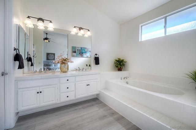 2785 Canyon Oak Pl, Escondido CA: https://media.crmls.org/mediaz/02191f37-78d7-42a9-8520-51f74ba56589.jpg