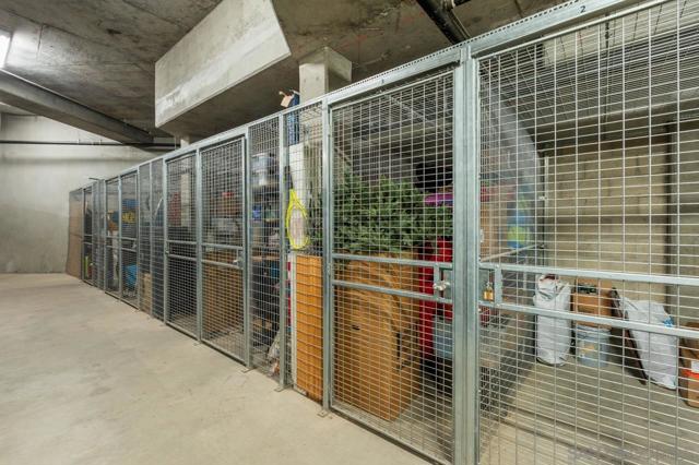 1040 Genter St, La Jolla CA: https://media.crmls.org/mediaz/02198e9d-ced6-40d4-b0ff-ac3dd3faf481.jpg