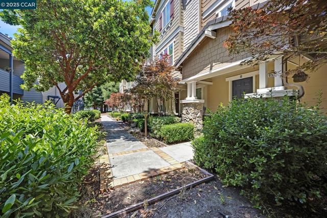 6939 Mariposa Cir, Dublin CA: https://media.crmls.org/mediaz/021a3002-50e8-4204-9d32-1695195e3a0e.jpg