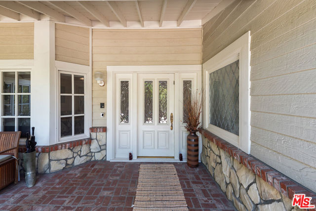 17040 Rancho Street, Encino CA: https://media.crmls.org/mediaz/021a5882-416d-4ade-a134-3dabebec2978.jpg