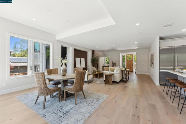 951 Yorkshire Ct, Lafayette CA: https://media.crmls.org/mediaz/021b332d-77b9-4570-9d68-0ceb43da20b9.jpg