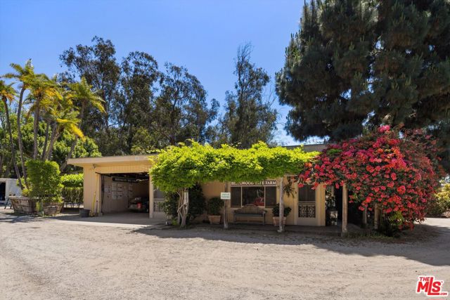 1048 E La Loma Avenue, Somis CA: https://media.crmls.org/mediaz/021be045-712e-43ce-9d58-98e78ffe7c6a.jpg