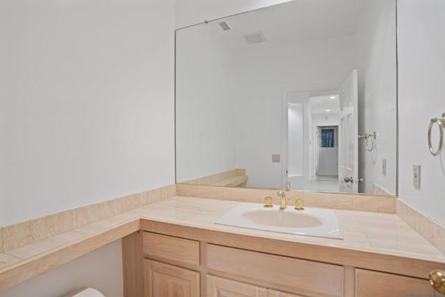 1327 Caminito Batea, La Jolla CA: https://media.crmls.org/mediaz/021bfb54-af80-4885-8840-cba67b73fe77.jpg
