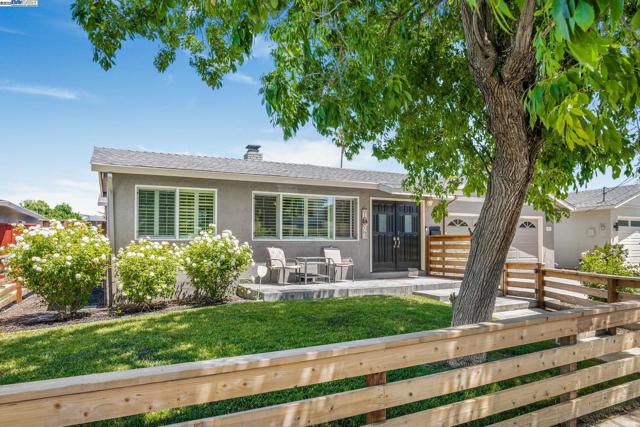 548 Sonoma Ave, Livermore CA: https://media.crmls.org/mediaz/021c1352-78ff-448a-930b-e07521e38d26.jpg