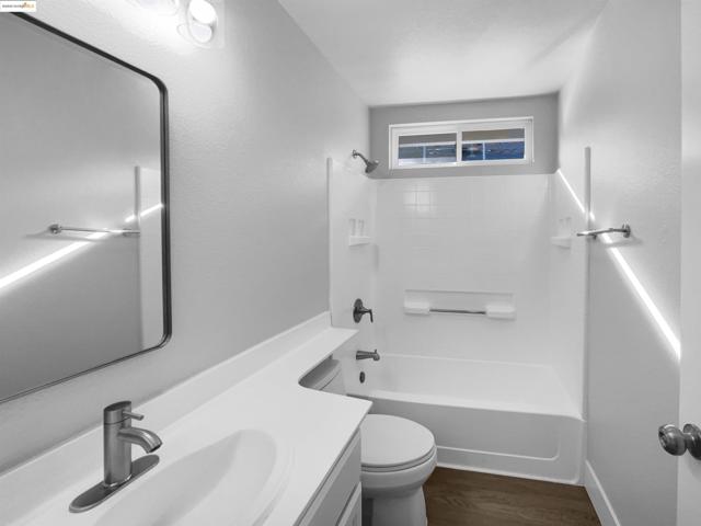 1176 Shadowcliff Ct, Brentwood CA: https://media.crmls.org/mediaz/021c5442-18b1-4232-ac87-b412e652325f.jpg