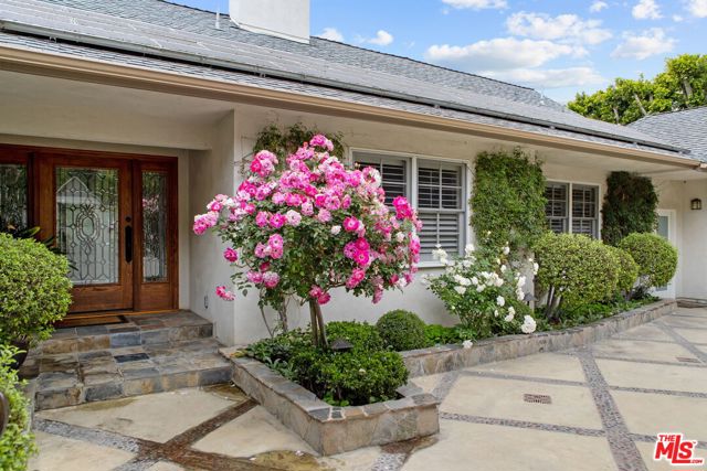 2660 Carman Crest Drive, Los Angeles CA: https://media.crmls.org/mediaz/021d73cb-a34e-4498-8185-8e5260eca876.jpg
