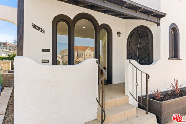 2832 12th Avenue, Los Angeles CA: https://media.crmls.org/mediaz/021d91b5-8ca3-47eb-9c58-592421170b90.jpg