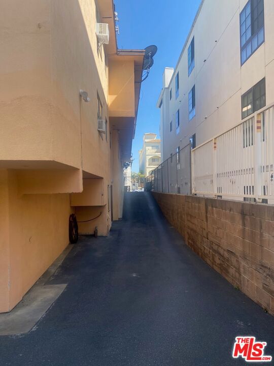 11829 Kiowa Avenue, Los Angeles CA: https://media.crmls.org/mediaz/021e00a2-3b7a-4017-a22a-673cb8c2b0e6.jpg