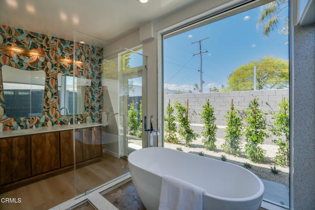 2839 N Davis Way, Palm Springs CA: https://media.crmls.org/mediaz/021e7870-769f-4d4b-94e0-125125bd32c2.jpg