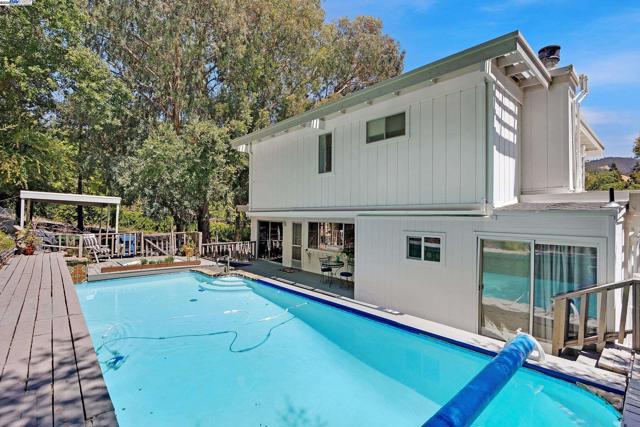 1923 Green Valley Rd, Alamo CA: https://media.crmls.org/mediaz/021ea46e-8458-4624-90b8-0dc3e71f22f3.jpg