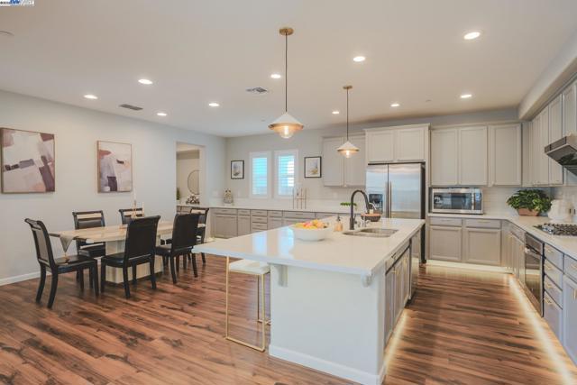 2239 Jessica Way, Tracy CA: https://media.crmls.org/mediaz/021ecea8-830e-4766-9e2b-7d8f8b211c59.jpg