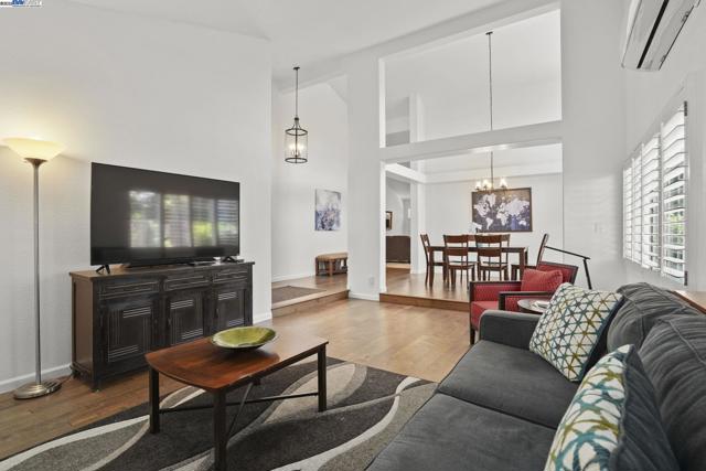 1021 Knightwood Ct, Walnut Creek CA: https://media.crmls.org/mediaz/021ef1c7-a686-4e36-a0a2-b6ccf942384a.jpg