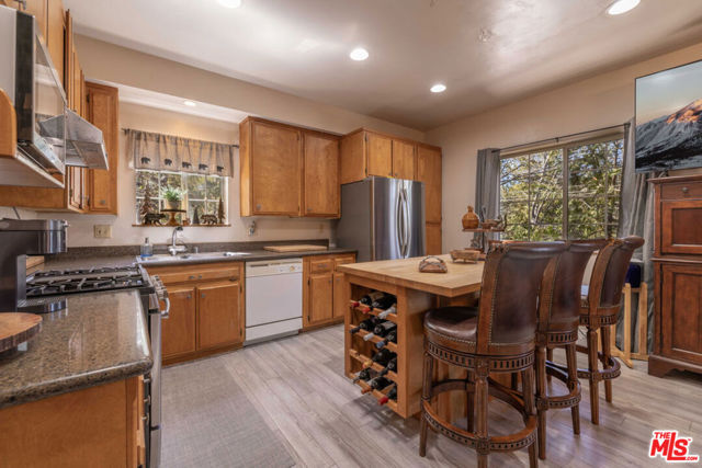 817 Grass Valley Road, Lake Arrowhead CA: https://media.crmls.org/mediaz/021f495f-b839-477c-a249-58dcdead13b2.jpg