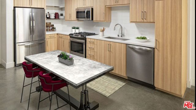 695 S Santa Fe Avenue, Los Angeles CA: https://media.crmls.org/mediaz/021fb3e6-4d3b-4a61-a03e-5ad120eb4f7e.jpg
