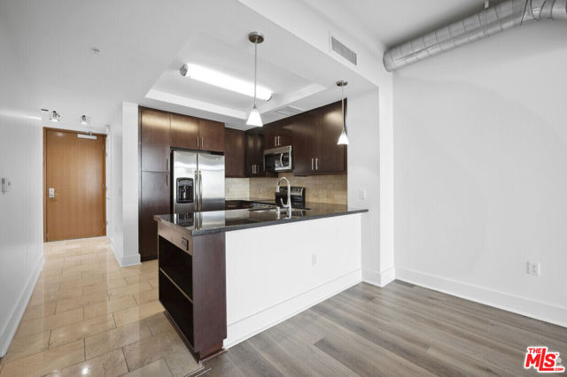 717 W Olympic Boulevard, Los Angeles CA: https://media.crmls.org/mediaz/021ff614-72ef-43bc-9d9d-89e90e3b9c18.jpg