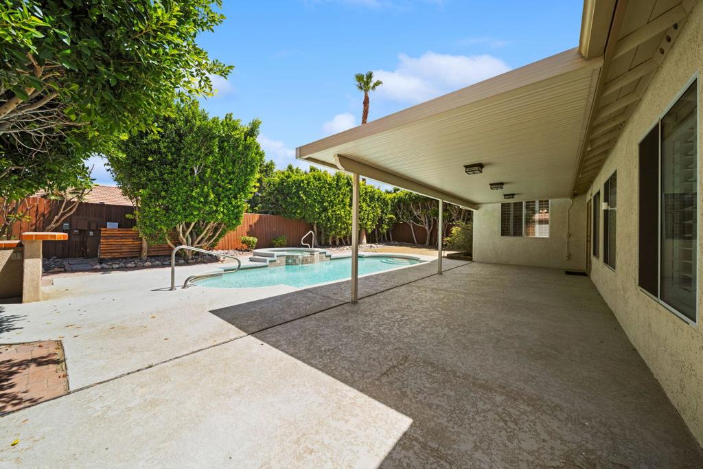 https://media.crmls.org/mediaz/02220ae9-f1a0-4c3d-af20-d1c9ac3eeead.jpg?preset=X-Large