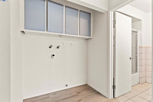 446 Bayview Cir, San Francisco CA: https://media.crmls.org/mediaz/02221186-91af-4048-9adc-64ec9db65f41.jpg