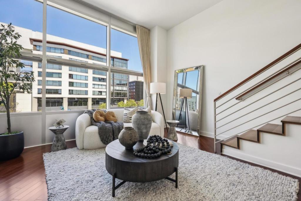 207 King Street #402