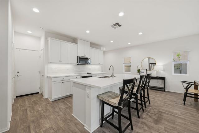 5616 Daybreak Way, Bonsall CA: https://media.crmls.org/mediaz/0222531e-abe0-477c-baa5-e2e2c822feeb.jpg