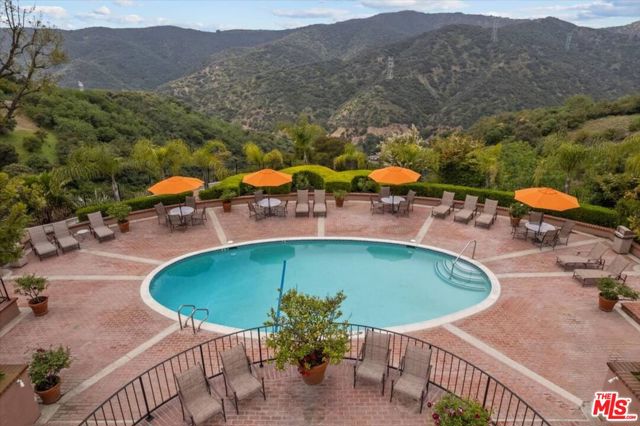 2286 Canyonback Road, Los Angeles CA: https://media.crmls.org/mediaz/02226089-155b-437f-b233-b786c574229d.jpg