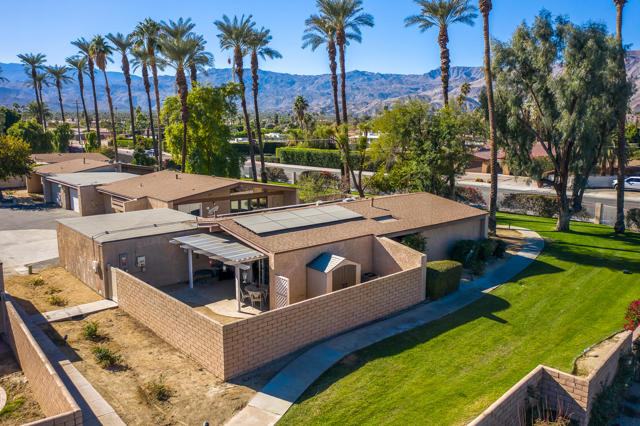 74042 Catalina Way, Palm Desert CA: https://media.crmls.org/mediaz/0222a625-07d7-42df-b3a8-5e7d4b903ac8.jpg