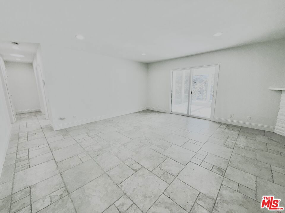 https://media.crmls.org/mediaz/0222d6e0-e618-4889-bfcb-c08fb024a199.jpg?preset=X-Large