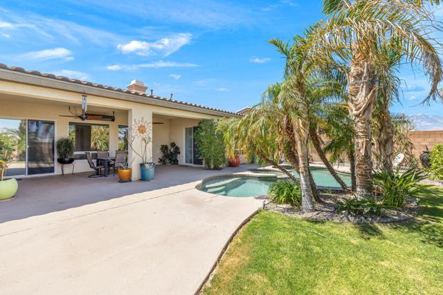74062 Jeri Lane, Palm Desert CA: https://media.crmls.org/mediaz/022305ee-9d00-4706-81a3-b118b79653a6.jpg