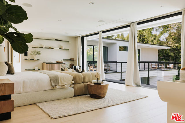 260 S Canyon View Drive, Los Angeles CA: https://media.crmls.org/mediaz/02234c44-5da2-44f3-92ee-730d6086788d.jpg